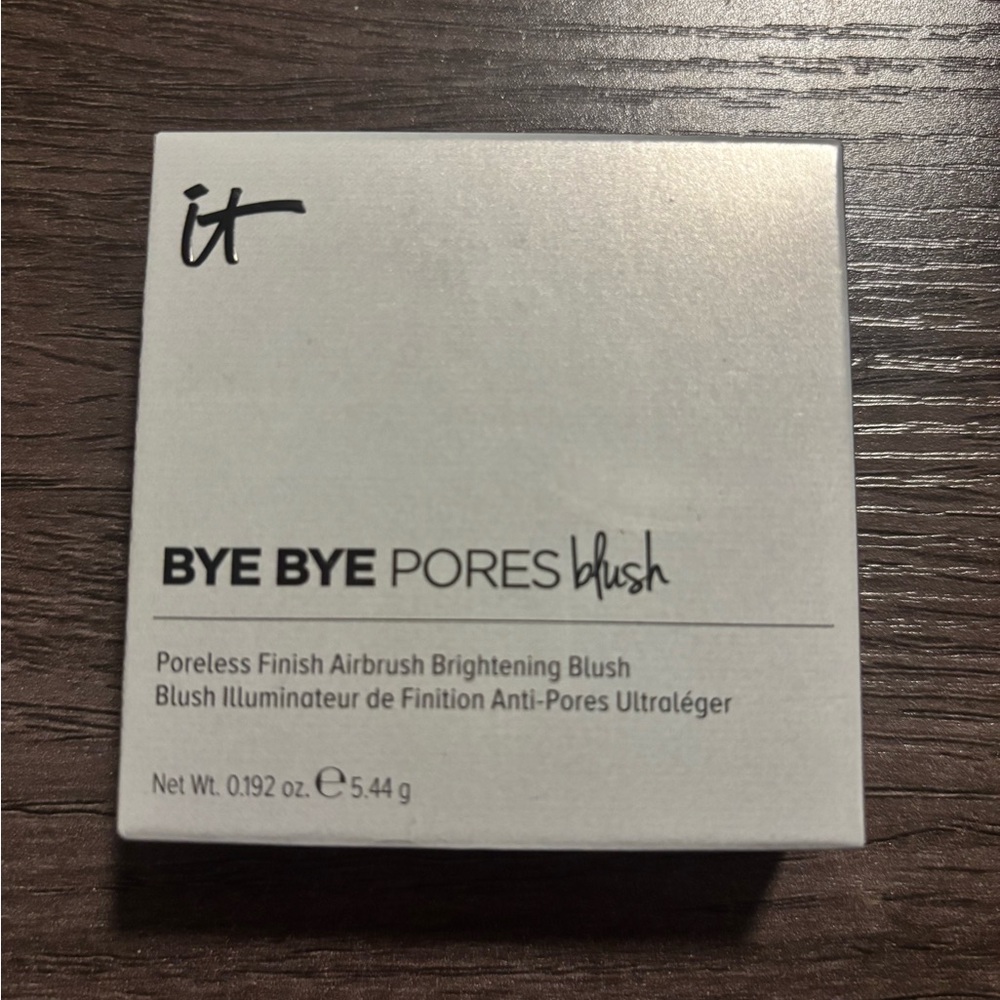 It Cosmetics Bye Bye Pores Blush in Naturally Pretty (warm peach). 🍑